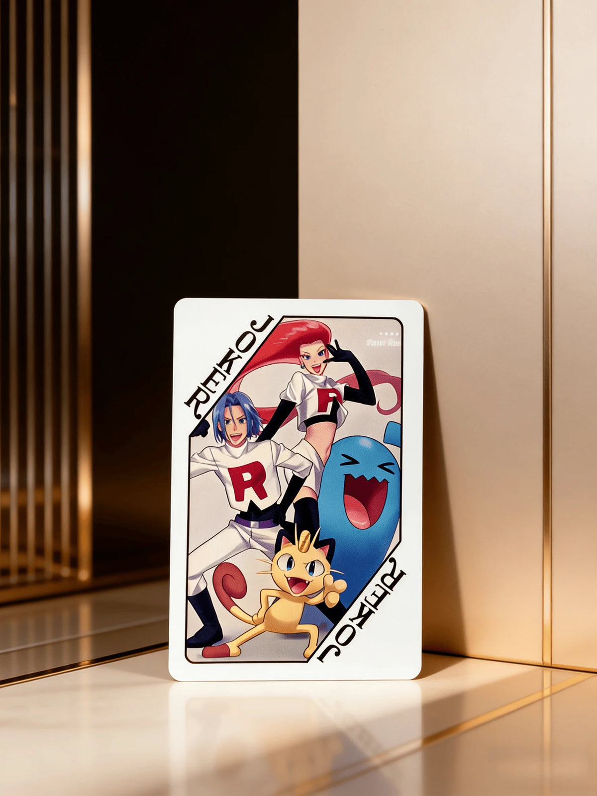 Pokemon poker spelkort med Pikachu och Charizard