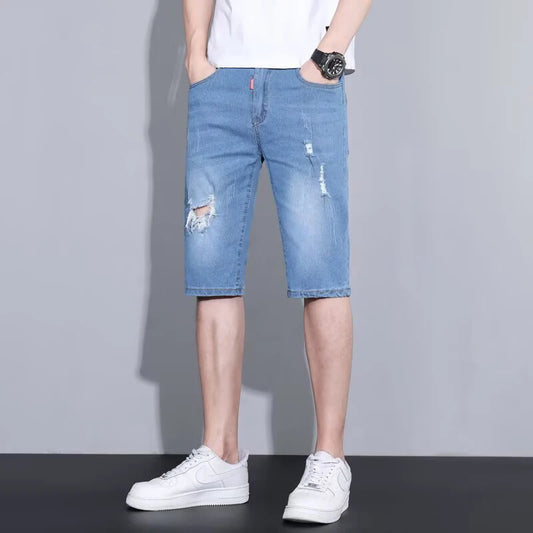 Somriga lösa slitna jeansshorts för män med knälängd