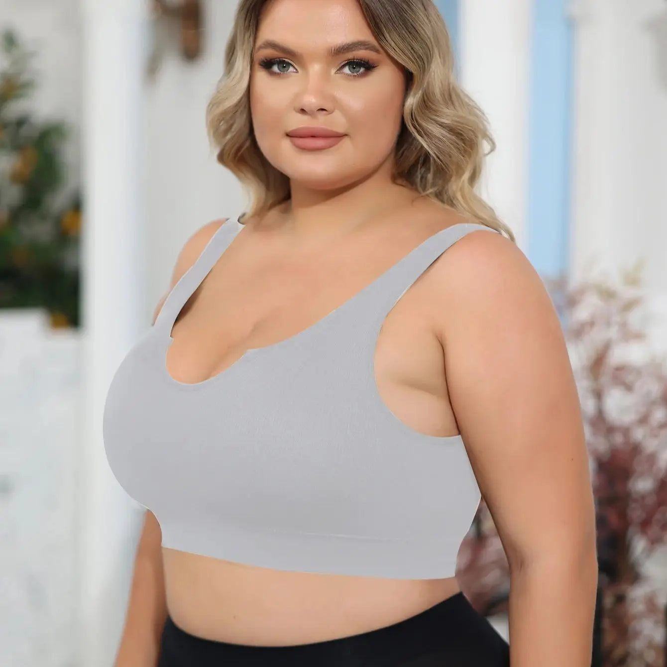 Women's plus-size underwear bra is comfortable, no underwires, gathered to close the side breasts, and prevent sagging