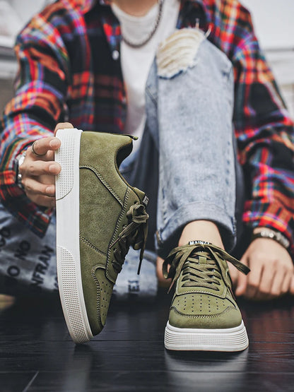 1 pair Sports Casual Skateboarding Shoes Comfortable and Fashionable, with a snug upper that fits the foot and a slip-resistant,