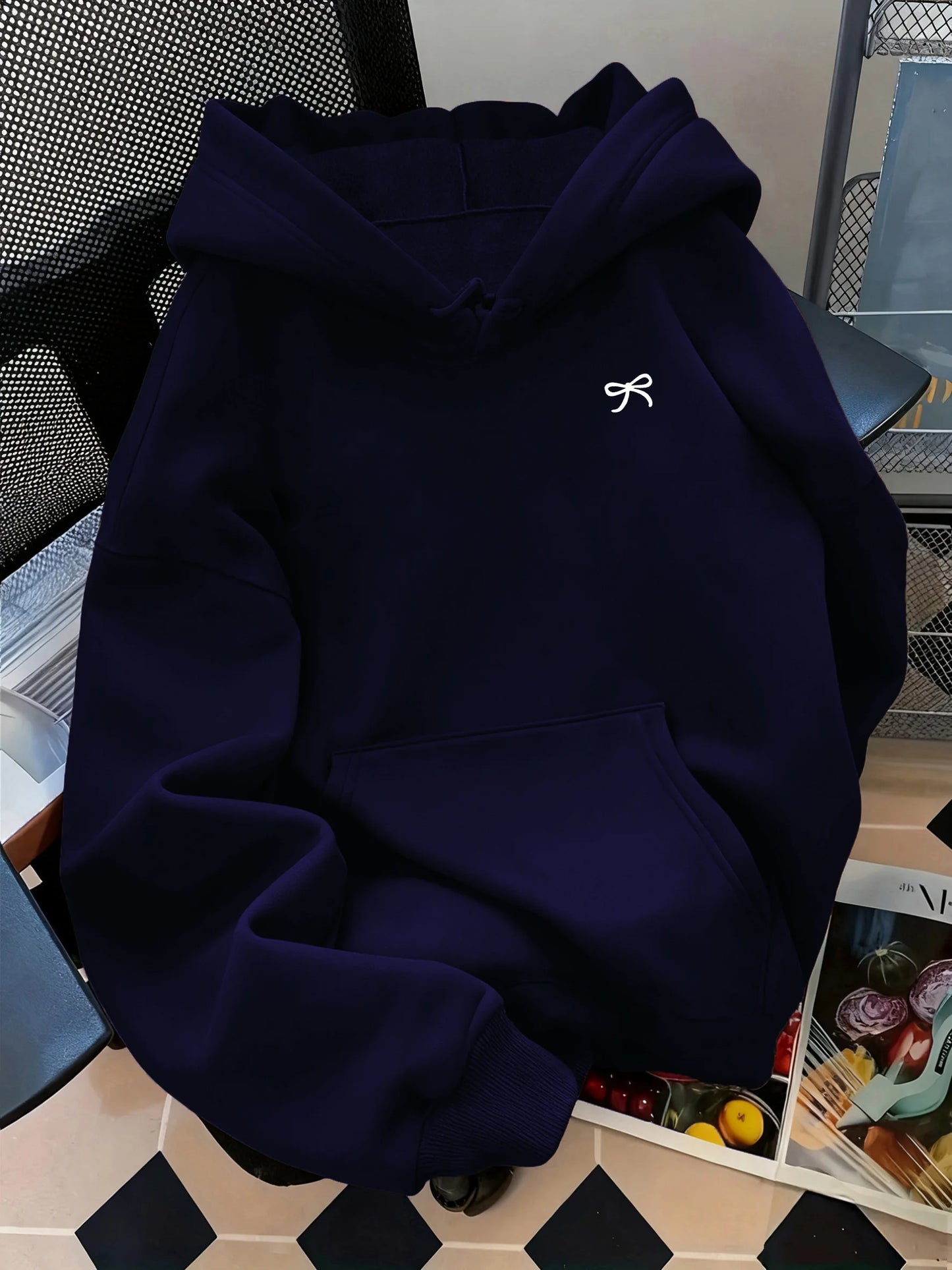 Bow print, urban street style autumn and winter warm hooded sweatshirt, suitable for both men and women in daily fashion