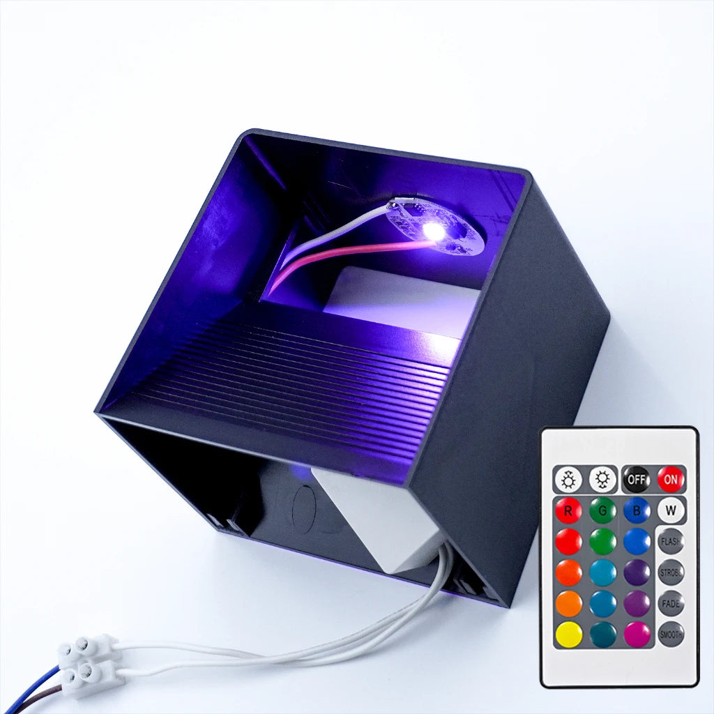 RGB LED Vägglampa 3W – Fjärrstyrd, Upp & Ner Ljus, Aluminium, Inomhus, Svart/Vit