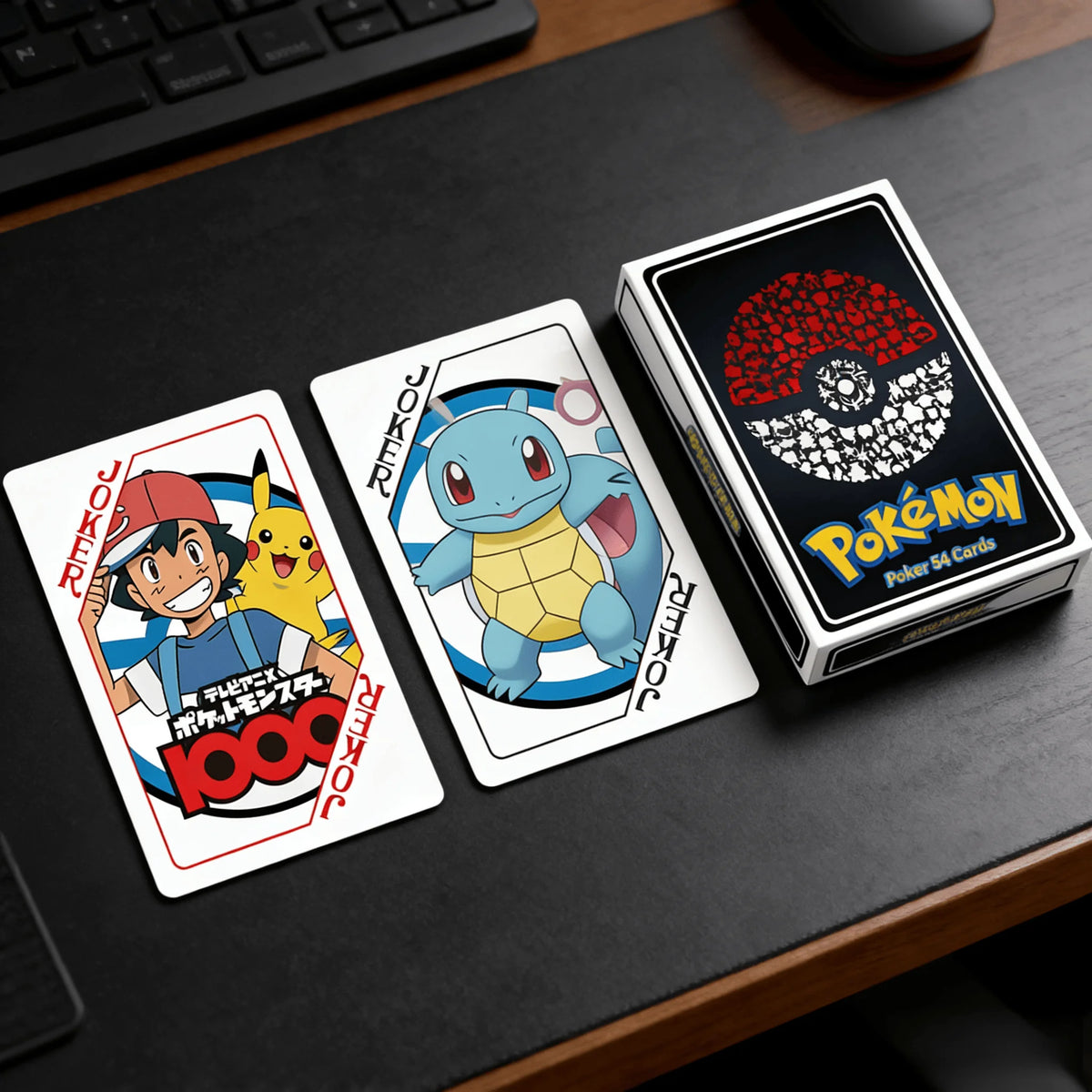 Pokemon poker spelkort med Pikachu och Charizard