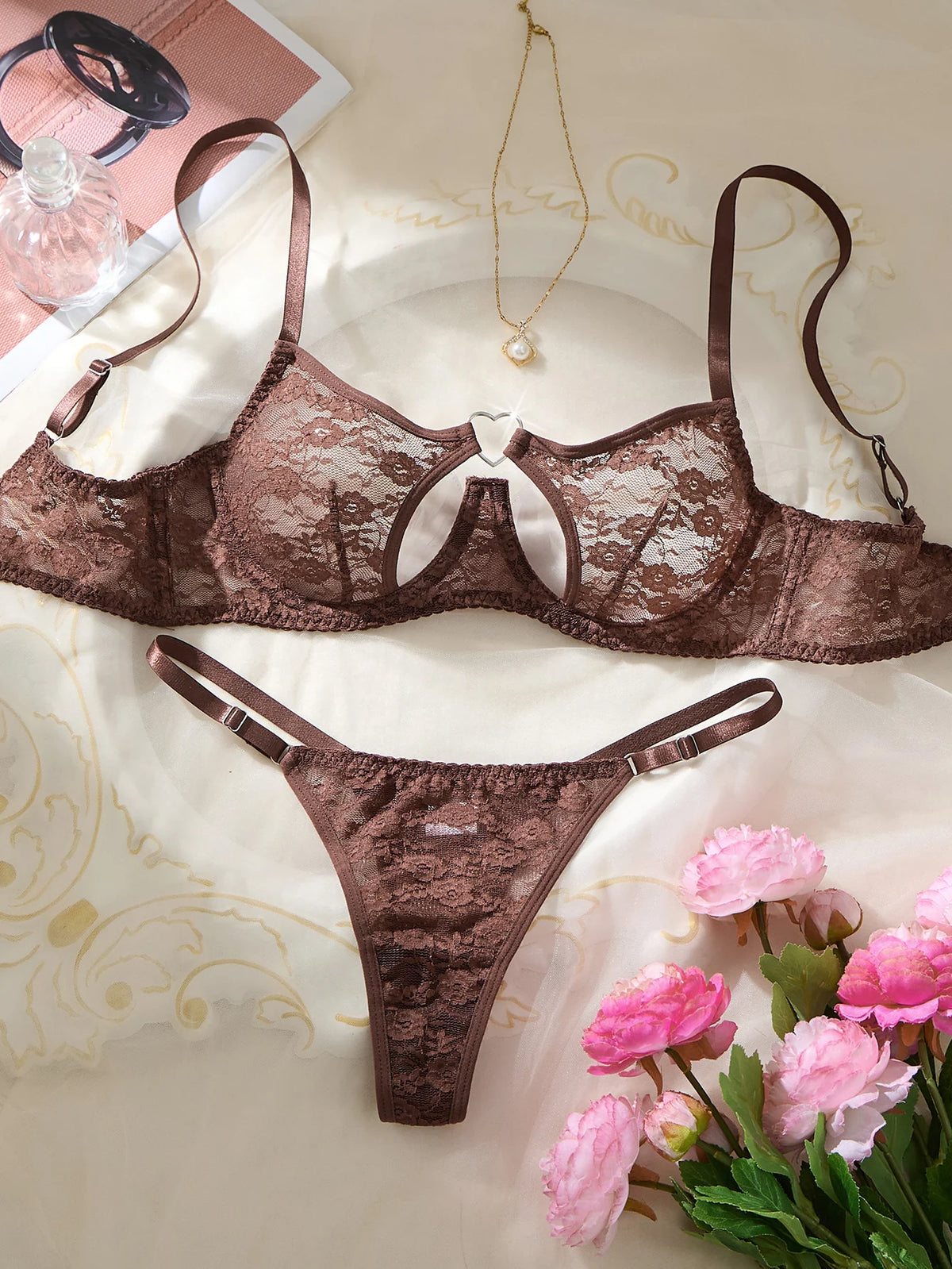 Elegant BH- och trosset med hjärtspänne