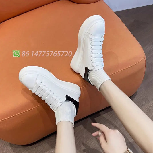Unisex plattformssneakers med dold kilklack – vit, casual och stilren