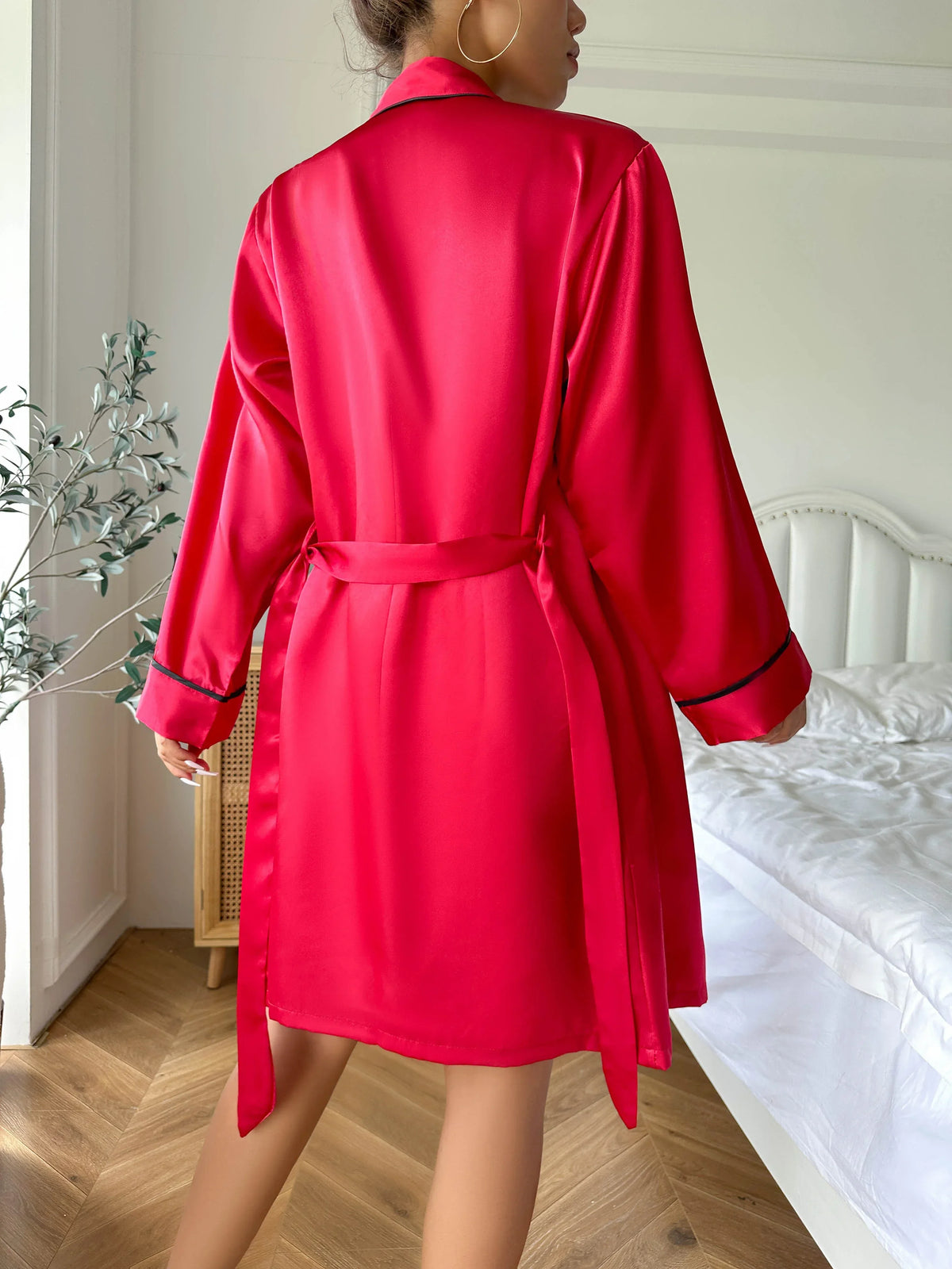 3-delat satinsovset för kvinnor – långärmad kimono, V-ringad linne-topp & shorts