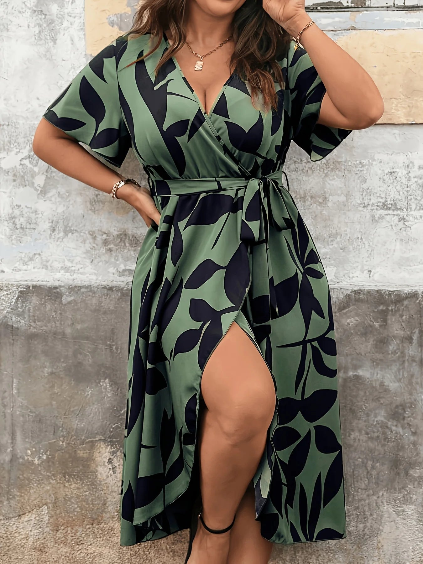 plus Size Floral Print Maxi Dress Casual Vacation Outfit with Belt Leaf Pattern Fashionable plus Size Dress