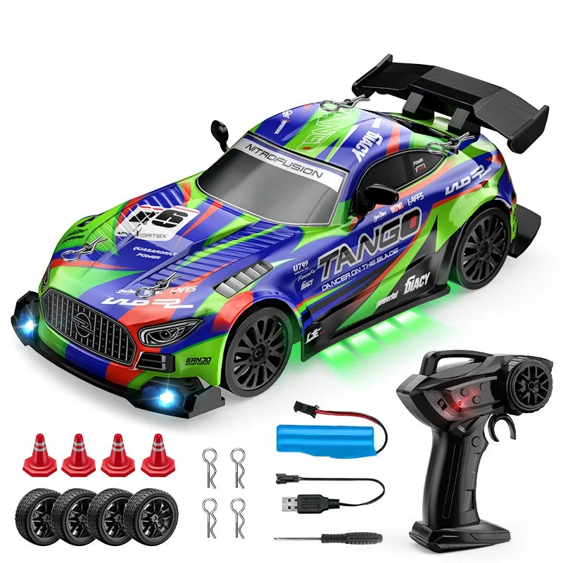 LKCOMO radiostyrd driftbil 1:24 med fyrhjulsdrift och LED-ljus
