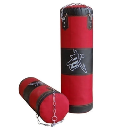 Tom boxningssäck med kedja och träningstillbehör