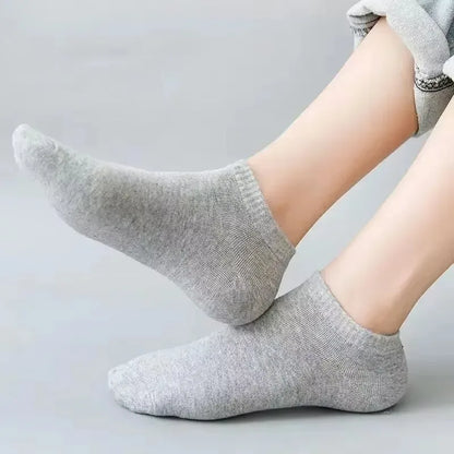 Shallow mouth invisible short socks with anti slip and anti fall features, black, white and gray basic design