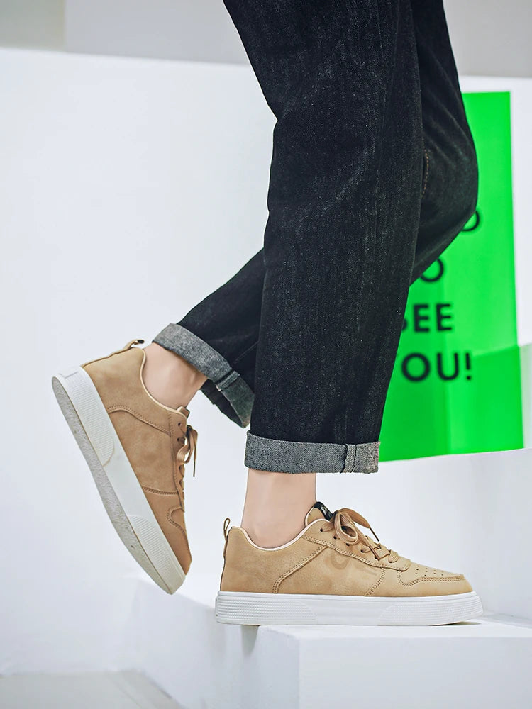 1 pair Sports Casual Skateboarding Shoes Comfortable and Fashionable, with a snug upper that fits the foot and a slip-resistant,