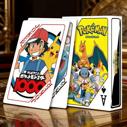 Pokemon poker spelkort med Pikachu och Charizard