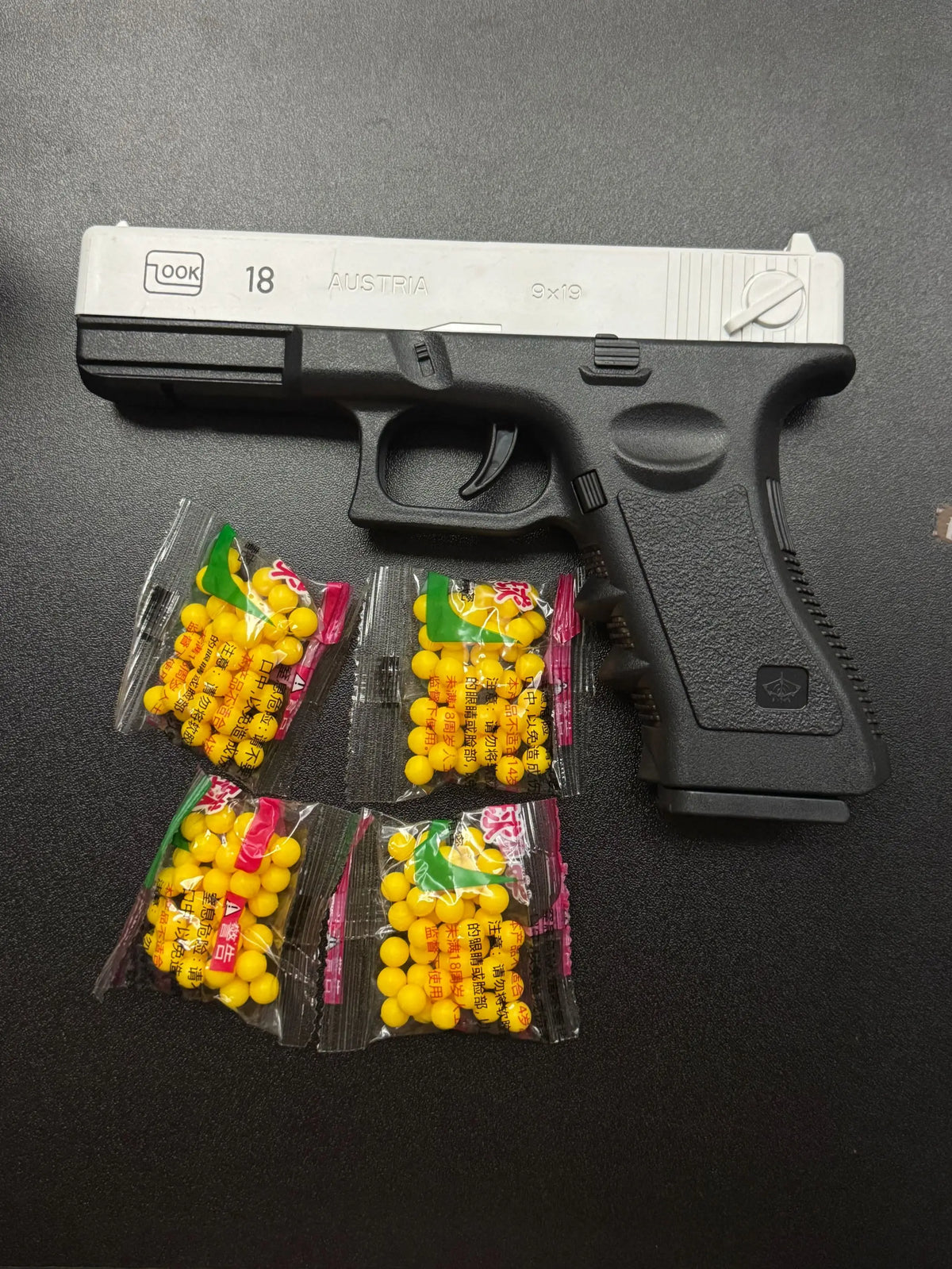 Mjukgummikula Airsoft Pistol Manuell G18 Leksakspistol med Magasin och Laser