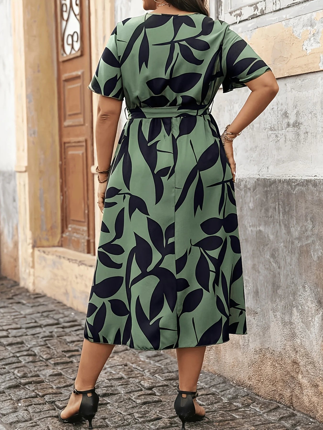 plus Size Floral Print Maxi Dress Casual Vacation Outfit with Belt Leaf Pattern Fashionable plus Size Dress